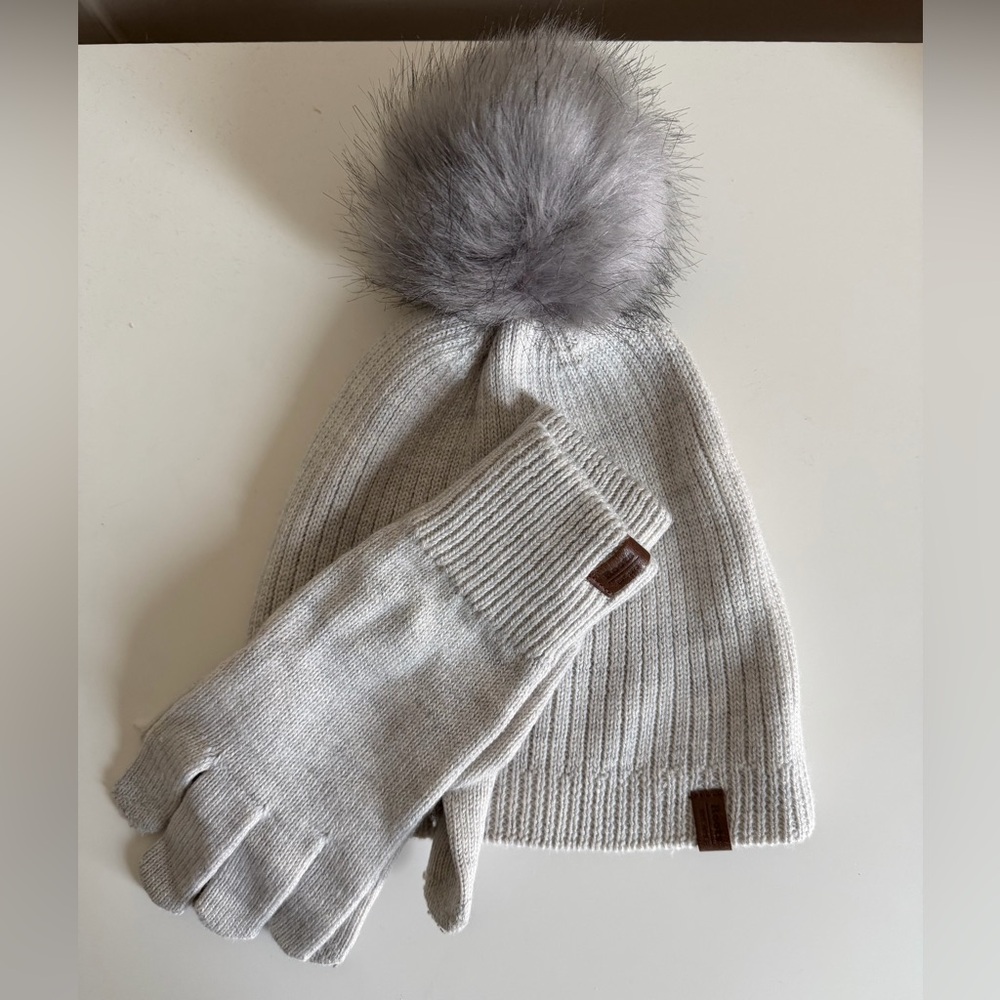 Roots Gray Knit Hat and Glove Set with Pom